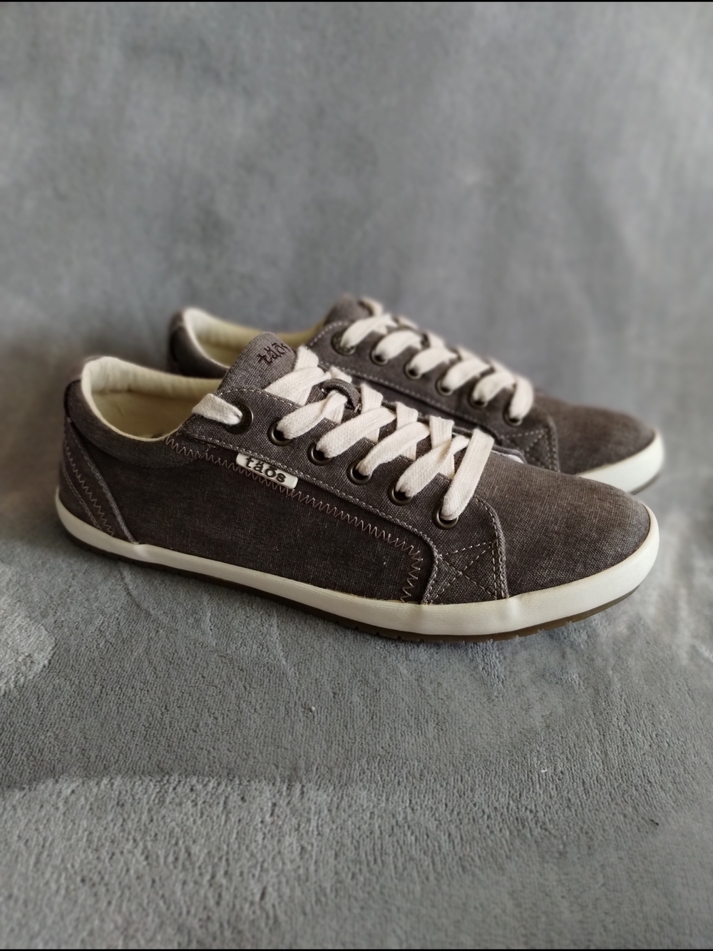 Taos Footwear Gray Canvas Low-Top Sneakers with White Trim